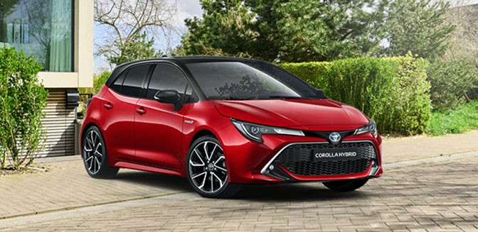 Rode Corolla Hybrid voor een huis