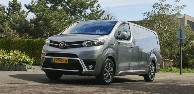 Grijze Proace Electric van voren