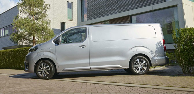 Zilveren Proace Electric van opzij