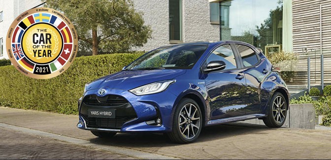 Blauwe Yaris Hybrid met Car of the Year-schild