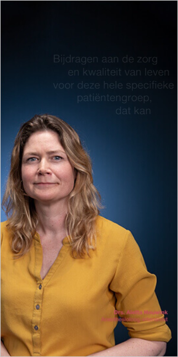 Portret van Aletta Houwink, naam en functie rechtsonder