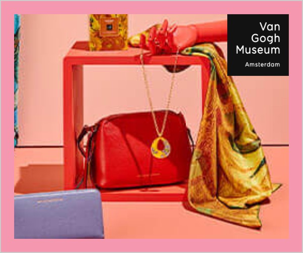 Een rode tas en een sjaal op roze