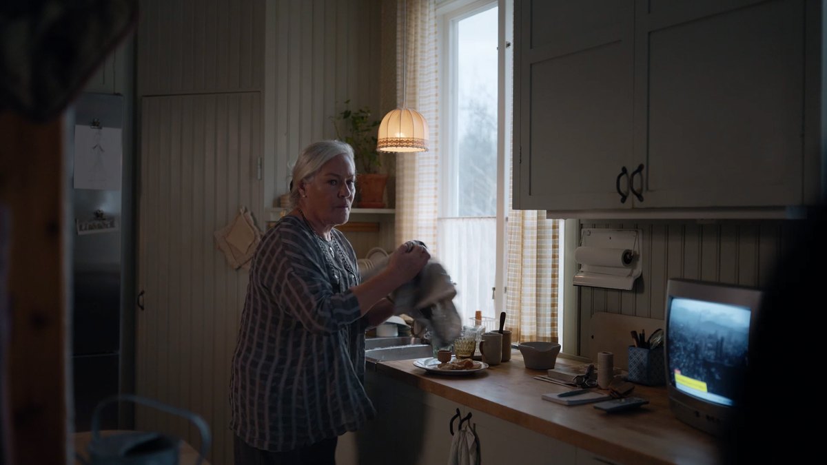 Een vrouw thuis