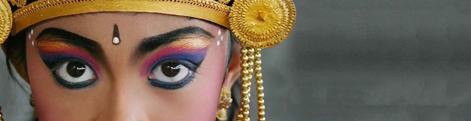 Balinese danseres met gouden kroon en felle oogmake-up