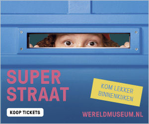 SuperStraat: een kind kijkt door de brievenbus