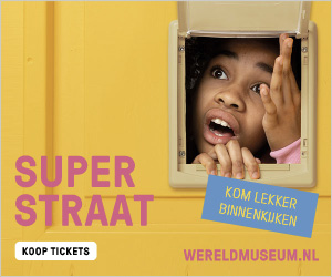 SuperStraat: een meisje kijkt door een luikje