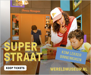SuperStraat: een vrouw met pet en een jongen bij een kraam