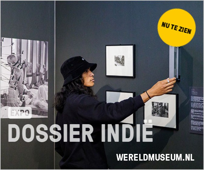 Set 4: bezoeker wijst naar een foto