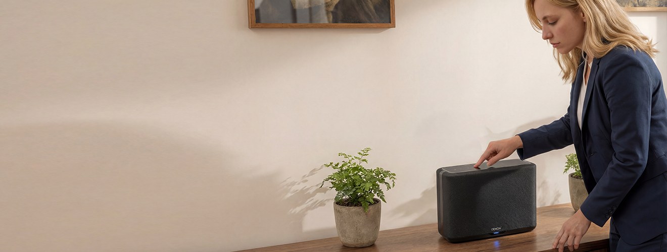 Een vrouw drukt op de speaker